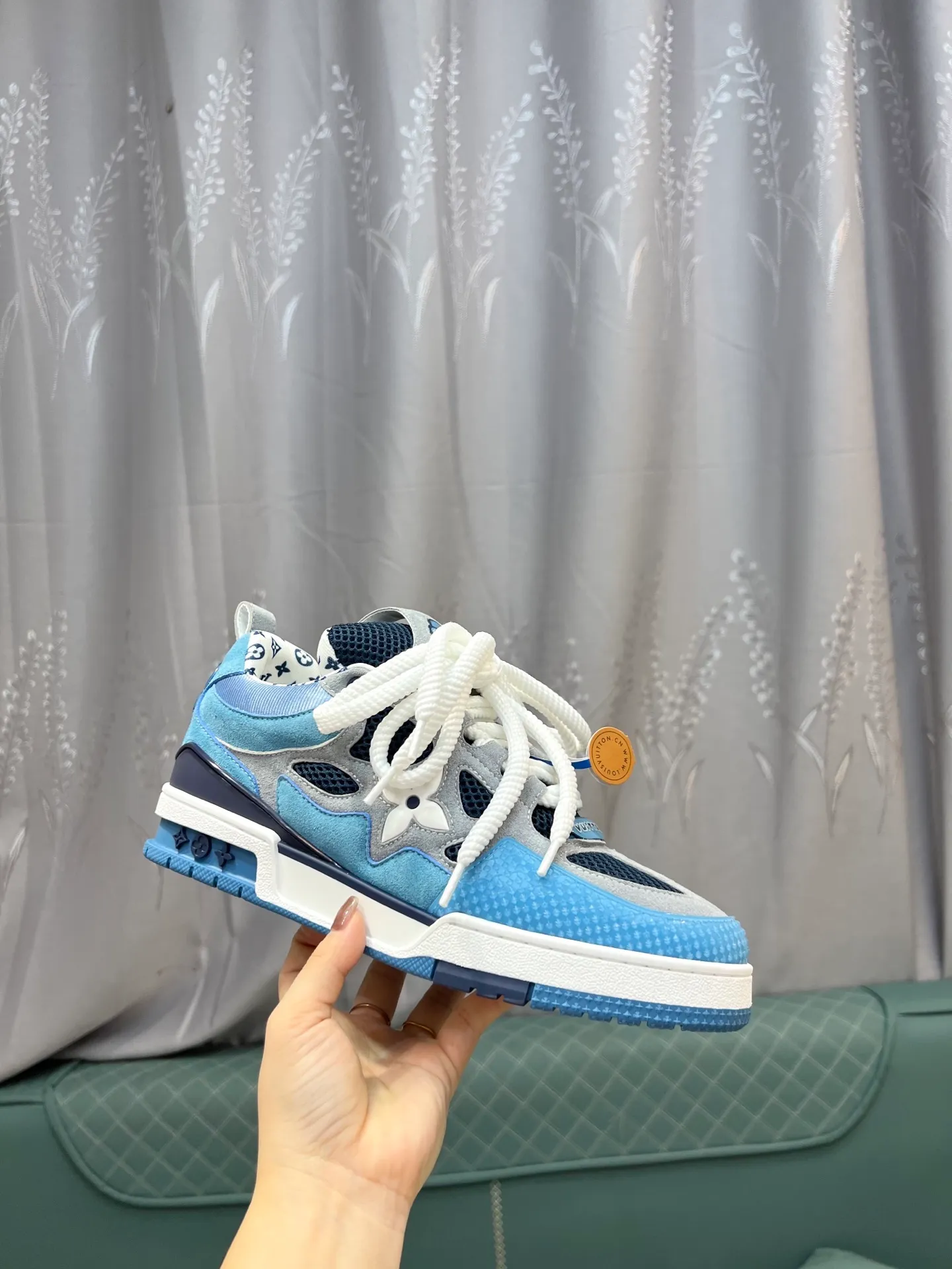 Men's men's shoes💰800 LV top version new style purchasing quality LV~Louis Vuitton LV TRAINER's best-looking sneakers, donkey brand strongly promotes new products, official website limited edition retro basketball sneakers! Both high-top and low-top models spent money to purchase 1:1 accurate reproductions of the originals. The details are invincible and full of sincerity. The imported custom-made original cowhide leather is the same as the original package. The details are 100% restored. The private model customizes the original one-piece TPU outsole. It is different from other brands. Without the original version, this effect cannot be achieved!                Men's and women's models 35-40 39-45 (46 is custom-made and cannot be returned or exchanged)